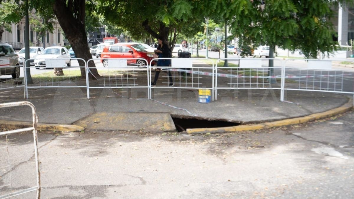 ASSA colocó un vallado en la zona del nuevo socavón que se generó sobre Bulevar Pellegrini de Santa Fe.