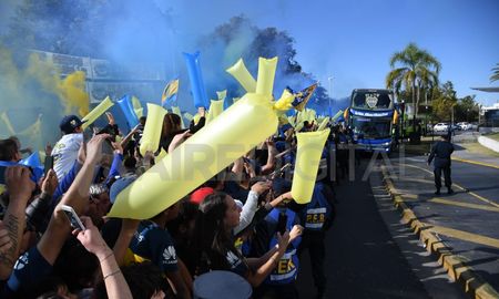 Furor en Paraná durante la llegada del plantel profesional de Boca para jugar ante Patronato. Furor en Paraná durante la llegada del plantel profesional de Boca para jugar ante Patronato.