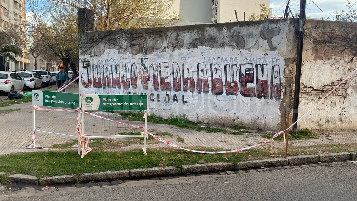 Los vecinos denunciaron también que la vereda está en mal estado y tiene un hundimiento.