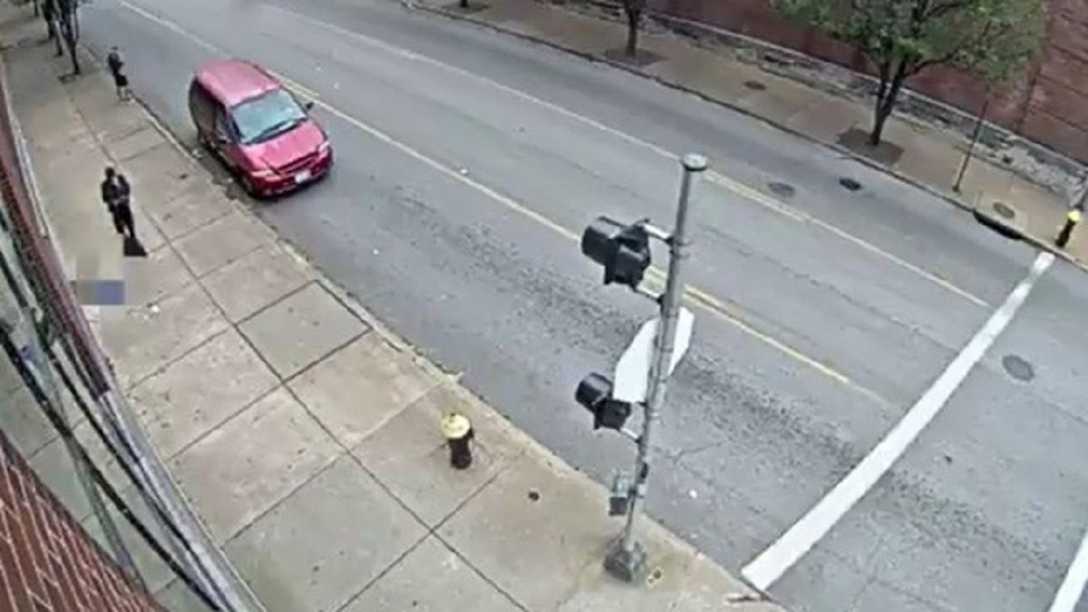 Mujer sufrió un paro cardíaco en la calle y un hombre le robo el celular.