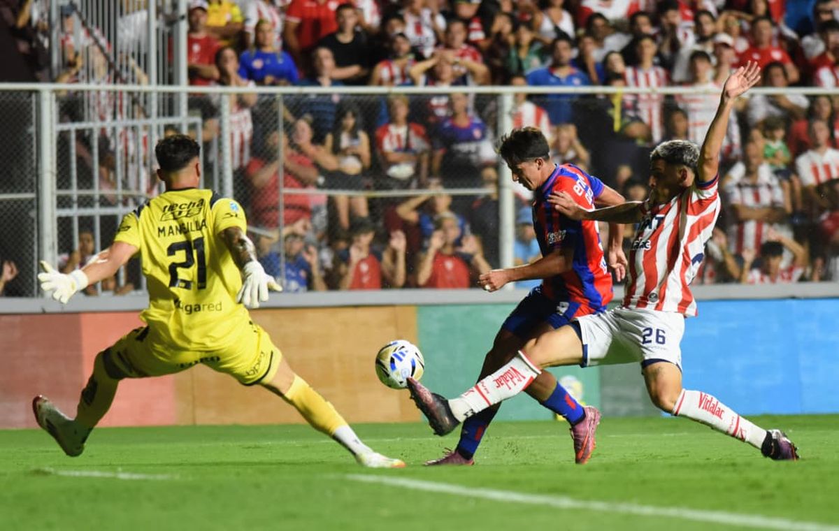 Mansilla le atajó el mano a mano a Cuello, antes del increíble gol fallado por Tripichio. Mansilla le atajó el mano a mano a Cuello, antes del increíble gol fallado por Tripichio.