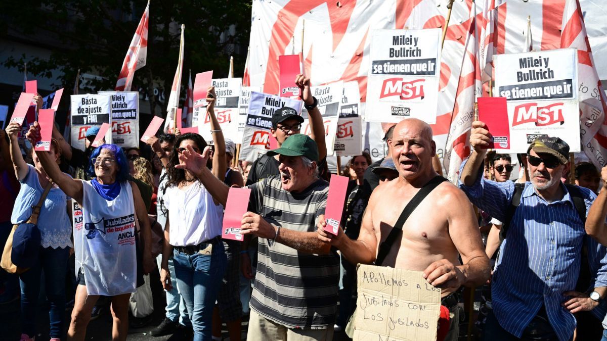 De la manifestación participaron agrupaciones y sindicatos como la Centro de Trabajadores de la Argentina, el Polo Obrero y el Movimiento Socialista de los Trabajadores. De la manifestación participaron agrupaciones y sindicatos como la Centro de Trabajadores de la Argentina, el Polo Obrero y el Movimiento Socialista de los Trabajadores.