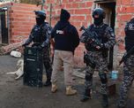 La Policía detuvo a seis personas tras una serie de allanamientos en barrio Loyola por ataques con armas de fuego. La Policía detuvo a seis personas tras una serie de allanamientos en barrio Loyola por ataques con armas de fuego.