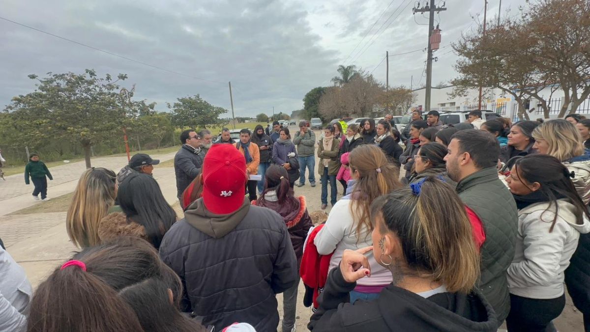 Familias de la escuela Manuel Belgrano de Recreo se concentraron para exigir seguridad tras varios robos a mano armada cerca del establecimiento.