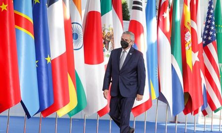 El presidente Fernández arribó esta mañana al aeropuerto de Ezeiza, junto a la comitiva que lo acompañó en la cumbre del G20 que se desarrolló el fin de semana pasado en Roma, y en la Conferencia de las Naciones Unidas sobre el Cambio Climático (COP26) que tuvo lugar en la ciudad escocesa de Glasgow, en el Reino Unido. El presidente Fernández arribó esta mañana al aeropuerto de Ezeiza, junto a la comitiva que lo acompañó en la cumbre del G20 que se desarrolló el fin de semana pasado en Roma, y en la Conferencia de las Naciones Unidas sobre el Cambio Climático (COP26) que tuvo lugar en la ciudad escocesa de Glasgow, en el Reino Unido.