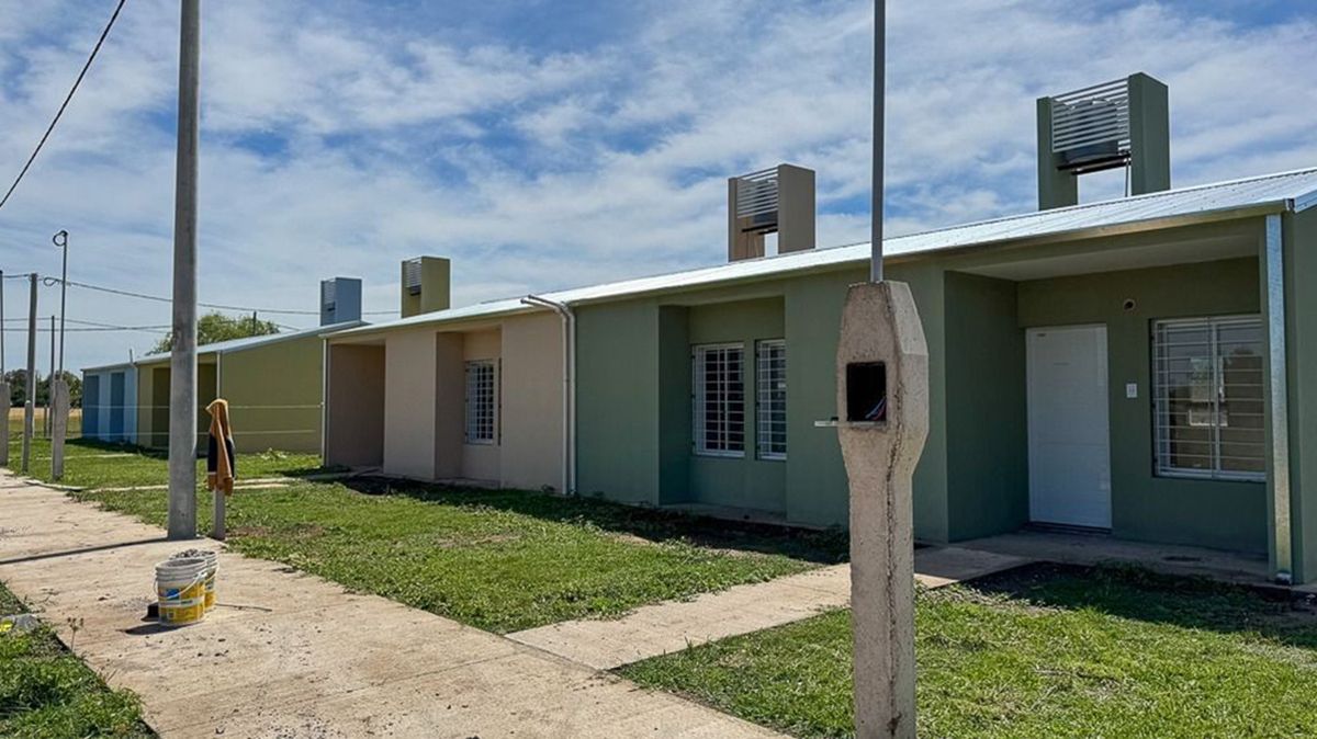 Para cumplir el sueño de 12 familias de Candioti, el Gobierno Provincial sorteó nuevas viviendas. Para cumplir el sueño de 12 familias de Candioti, el Gobierno Provincial sorteó nuevas viviendas.