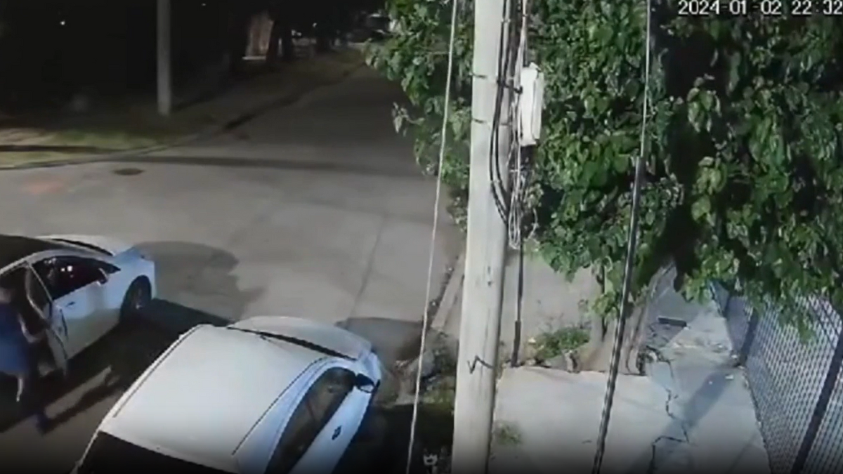 Roban un auto con una bebé de tres meses en su interior y la dejan en la calle.