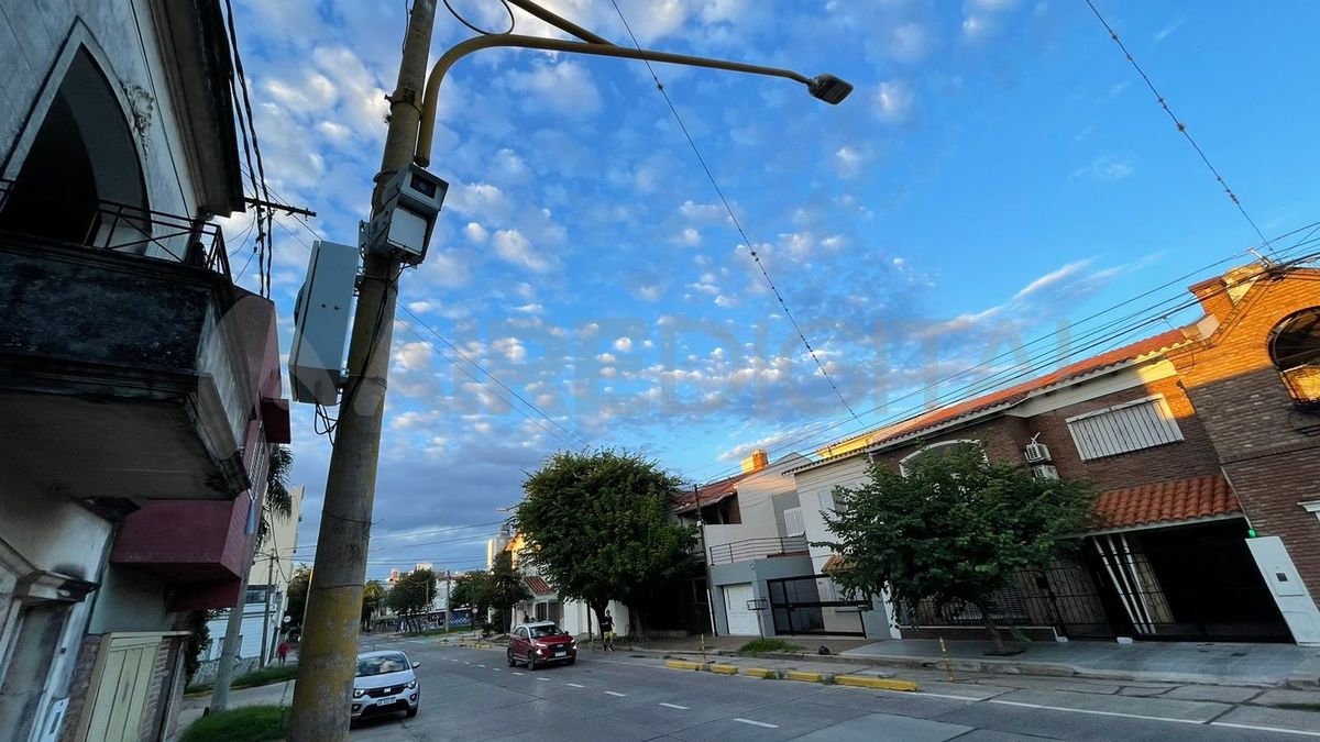 Santa Fe tiene distribuidos 15 detectores de faltas. Son mucho más frecuentes las infracciones por exceso de velocidad que las de cruces de semáforos en rojo.