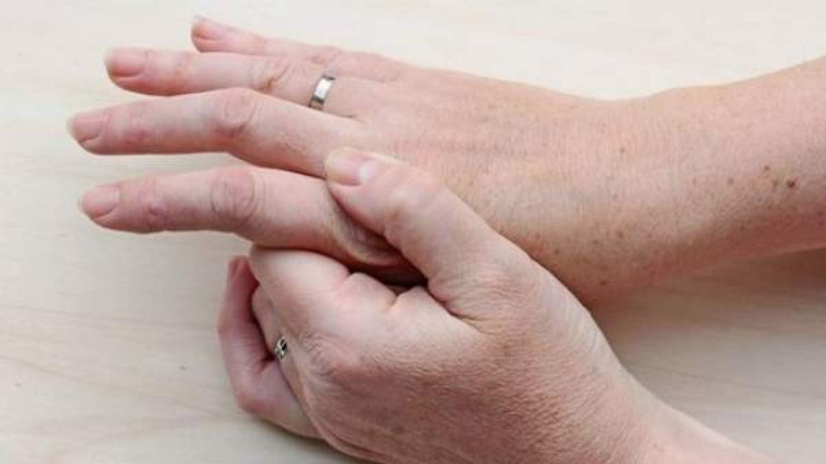 Normalmente este síntoma es pasajero y mejora con el movimiento del miembro o la realización de masajes en la región.