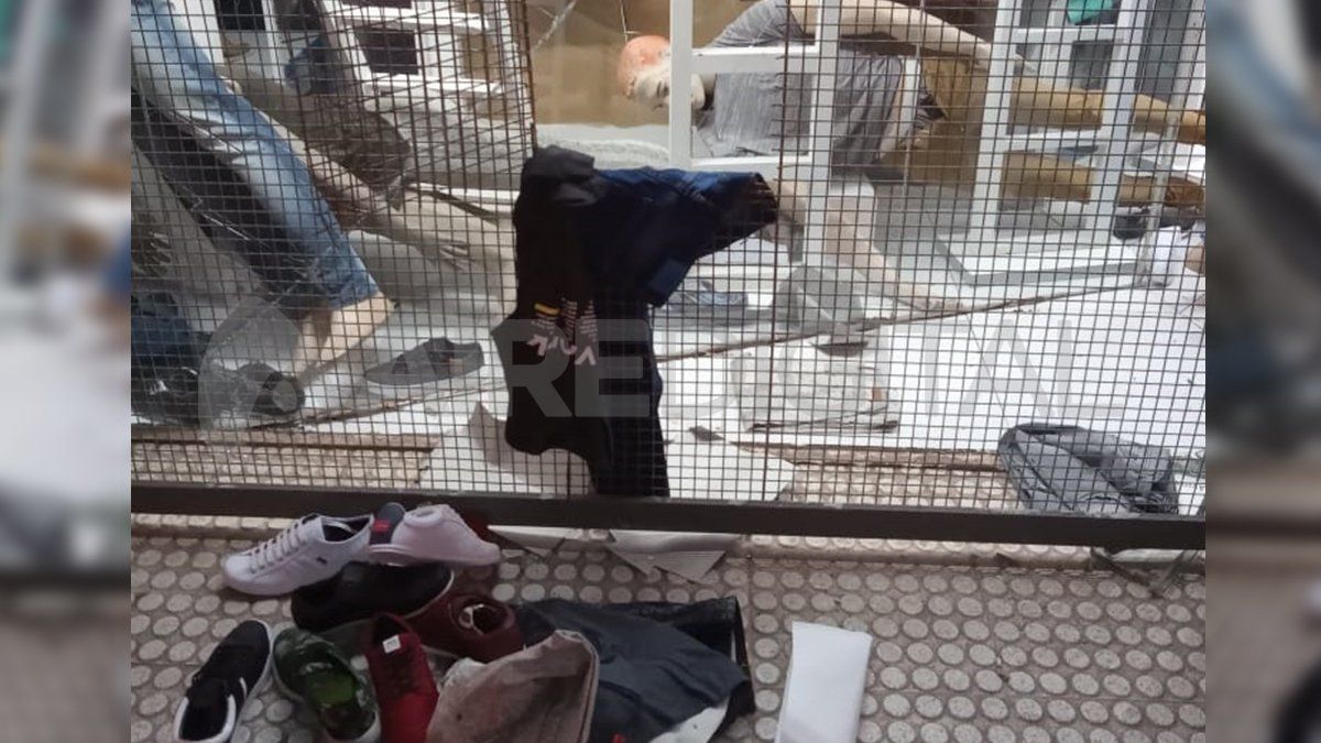 Los ladrones quisieron llevarse ropa pero terminaron detenidos.&nbsp;