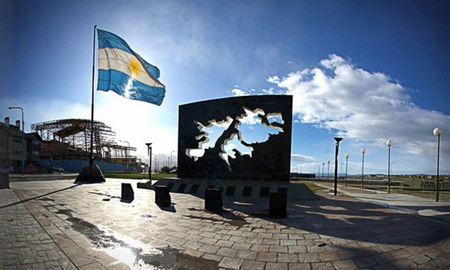 La cuestión de las Islas Malvinas no comenzó hace 44 años, ni tampoco hace 190. Es una trama de siglos donde la geografía, el derecho sucesorio y la diplomacia convergen en el reclamo de Argentina: las islas son parte integrante del territorio nacional. La cuestión de las Islas Malvinas no comenzó hace 44 años, ni tampoco hace 190. Es una trama de siglos donde la geografía, el derecho sucesorio y la diplomacia convergen en el reclamo de Argentina: las islas son parte integrante del territorio nacional.