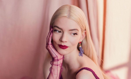 Anya Taylor-Joy nació en Estados Unidos, pero parte de su vida se crió en Argentina debido a sus padres. La vida de una niña que sufrió bullying, le gustaba el deporte y que se convirtió en una gran estrella de Hollywood. Anya Taylor-Joy nació en Estados Unidos, pero parte de su vida se crió en Argentina debido a sus padres. La vida de una niña que sufrió bullying, le gustaba el deporte y que se convirtió en una gran estrella de Hollywood.