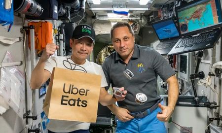 Multimillonario japonés quiere jugar al Pokémon GO en el espacio. Multimillonario japonés quiere jugar al Pokémon GO en el espacio.