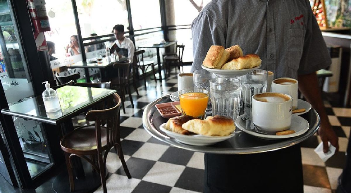 El joven llevaba seis años trabajando en un restaurante y su jefe decidió echarlo luego de exponer su caso en redes sociales.&nbsp;