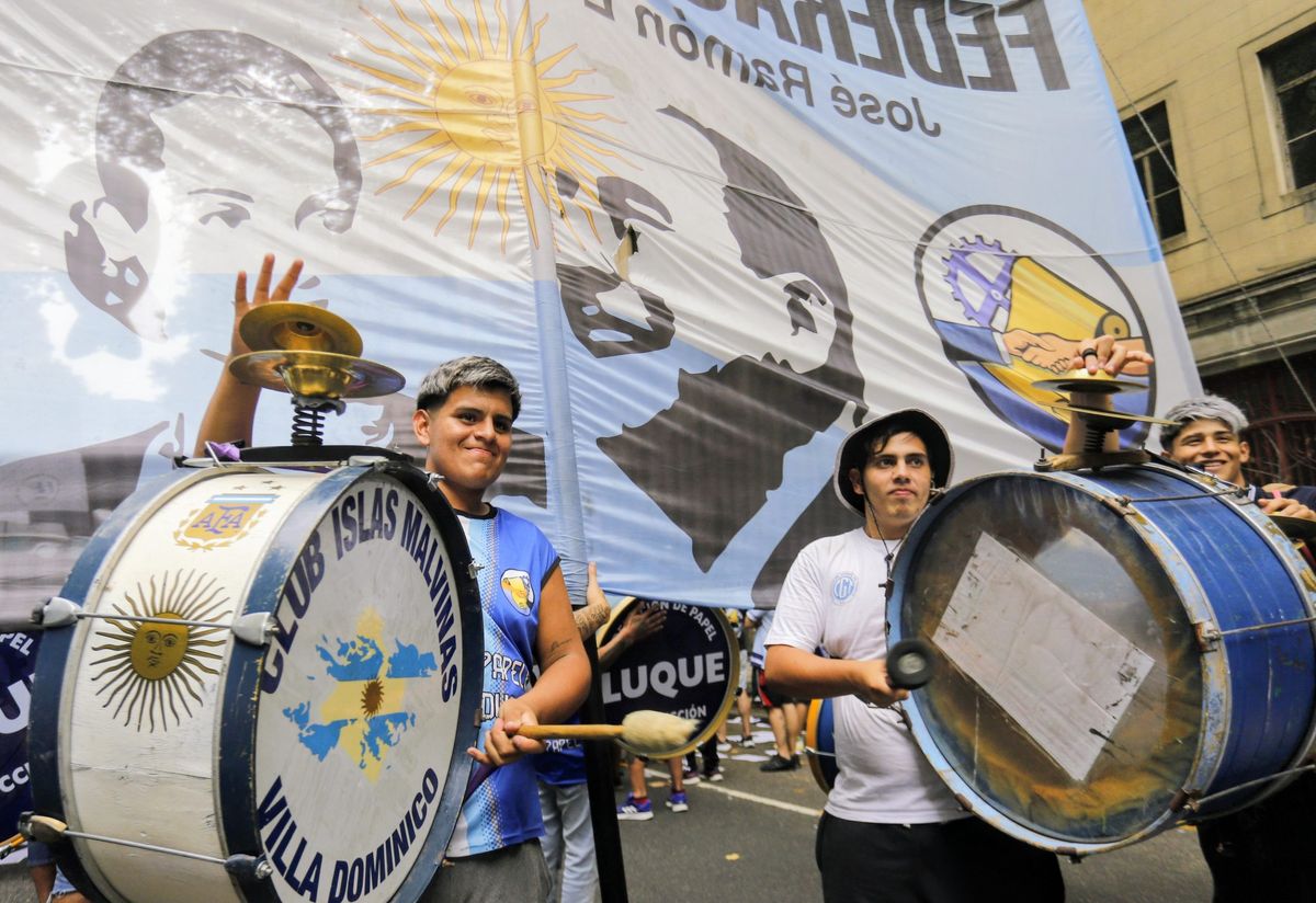 Organizaciones gremiales marchan al Congreso Nacional durante el paro de las centrales obreras contra el proyecto de reforma laboral.