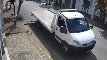 Discutió con un motoclista: lo encerró, aplastó contra un árbol y lo mató