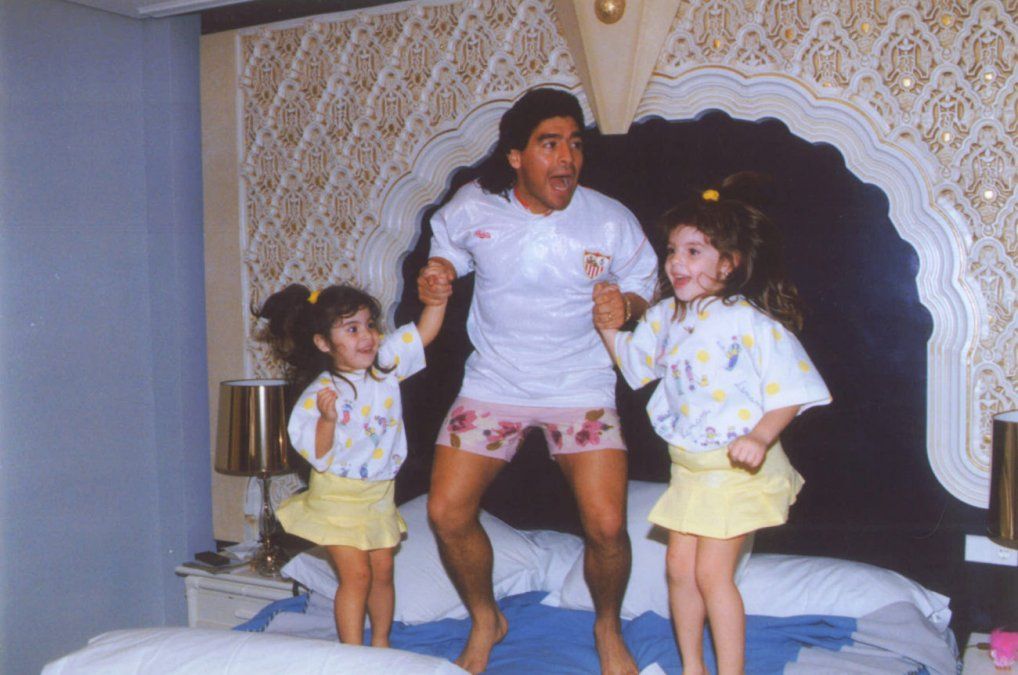 Maradona junto a sus hijas Dalma y Giannina de chiquitas.