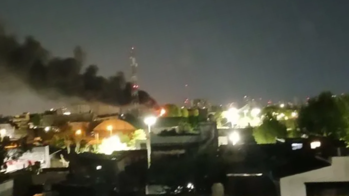 El siniestro se registró en una fábrica de cables de cobre y plástico. Los vecinos se autoevacuaron.