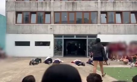 Los alumnos de la promo 2026 eligieron realizar un simulacro de fusilamiento para presentar los nuevos buzos de egresados. Los alumnos de la promo 2026 eligieron realizar un simulacro de fusilamiento para presentar los nuevos buzos de egresados.