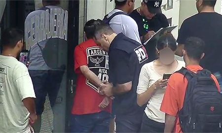 El hombre detenido había ingresado a un departamento con engaños y le robó miles de dólares a una anciana. El hombre detenido había ingresado a un departamento con engaños y le robó miles de dólares a una anciana.