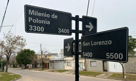 Un joven de 26 años fue interceptado por dos ladrones armados cuando intentaba ingresar a su vivienda ubicada en calle San Lorenzo al 5400 de barrio Los Hornos. Un joven de 26 años fue interceptado por dos ladrones armados cuando intentaba ingresar a su vivienda ubicada en calle San Lorenzo al 5400 de barrio Los Hornos.