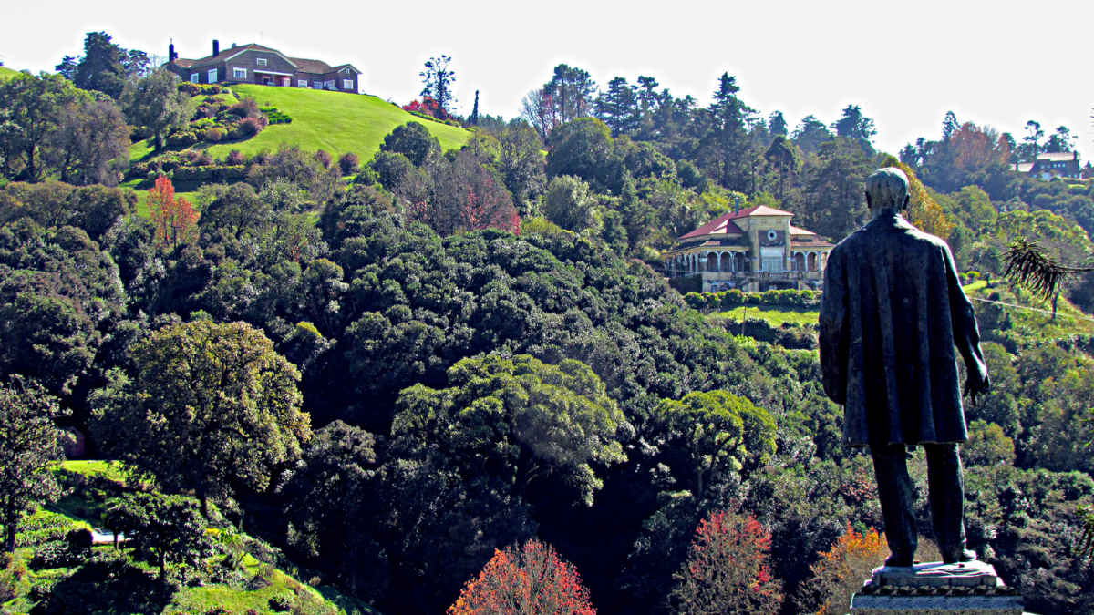 Villa Nougués cuenta con casonas de piedras y numerosos senderos naturales para una escapada de aventura.