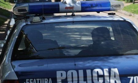Según las fuentes, tras el hallazgo, la hija llamó a la Policía, cuyos efectivos constataron luego que la anciana presentaba una bolsa de nailon en la cabeza y signos de sofocamiento. Según las fuentes, tras el hallazgo, la hija llamó a la Policía, cuyos efectivos constataron luego que la anciana presentaba una bolsa de nailon en la cabeza y signos de sofocamiento.