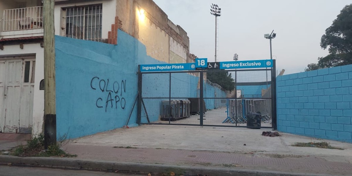 Los hinchas de Colón le respondieron a los de Belgrano.