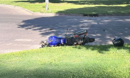 La moto quedó visiblemente dañada tras el accidente en Avenida 27 de febrero y Juan de Garay. La moto quedó visiblemente dañada tras el accidente en Avenida 27 de febrero y Juan de Garay.