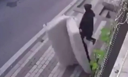 Una mujer se salvó de milagro de ser aplastada por un sillón que cayó de un edificio Una mujer se salvó de milagro de ser aplastada por un sillón que cayó de un edificio