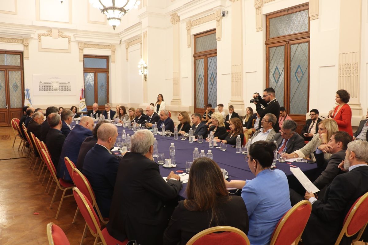 La primera mesa para la implementación del juicio por jurados en Santa Fe se realizó el pasado lunes. La primera mesa para la implementación del juicio por jurados en Santa Fe se realizó el pasado lunes.
