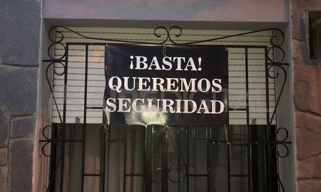 ¡Basta! queremos seguridad, el mensaje de los carteles que colgaron vecinos del barrio Sur en sus casas ¡Basta! queremos seguridad, el mensaje de los carteles que colgaron vecinos del barrio Sur en sus casas