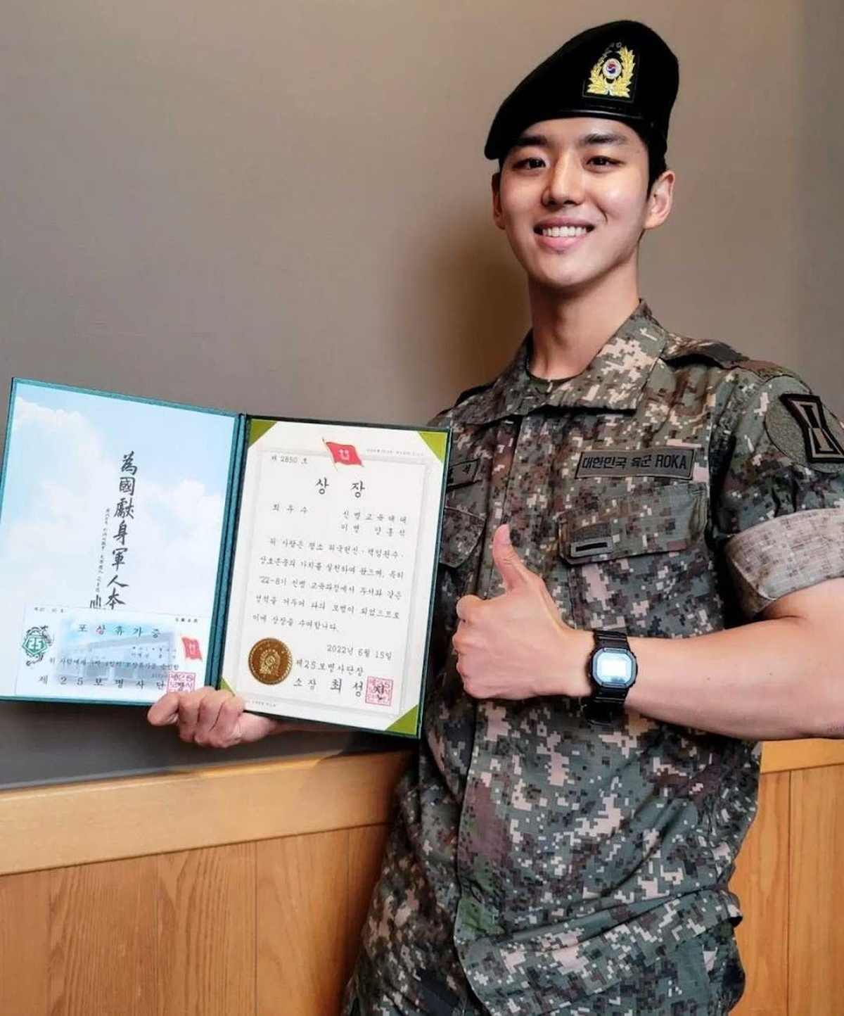 Hongseok de PENTAGON fue dado de baja anticipadamente del servicio militar.