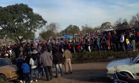 Preocupa la cantidad de personas en el trueque de Facundo Zuviría entre Azcuénaga y Matheu. Preocupa la cantidad de personas en el trueque de Facundo Zuviría entre Azcuénaga y Matheu.