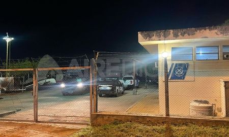 Buzos Tácticos y Prefectura Naval Argentina trabajaron en el lugar para retirar el cuerpo del río. Buzos Tácticos y Prefectura Naval Argentina trabajaron en el lugar para retirar el cuerpo del río.
