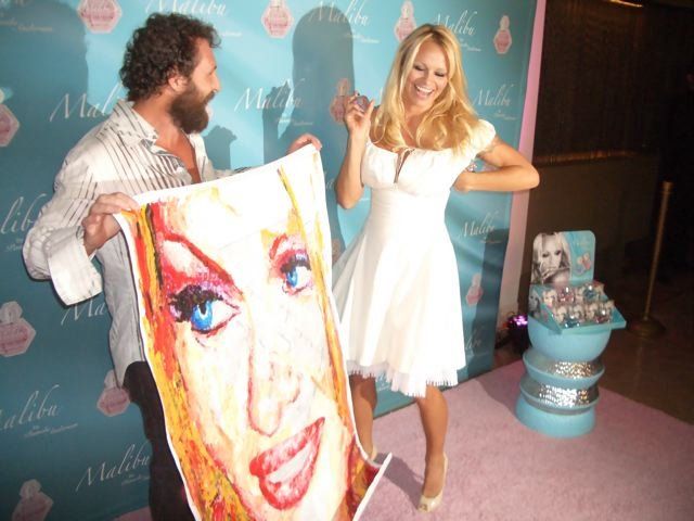 Junto a Pamela Anderson.