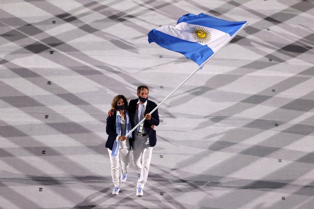 Santiago Lange y Cecilia Carranza fueron los abanderados de Argentina en la ceremonia inaugural de los Juegos Olímpicos de Tokio.
