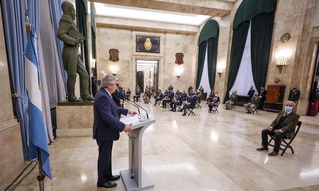 Fermández participó este miércoles al mediodía del encuentro anual de camaradería, realizado en el Edificio Libertador, sede del Ministerio de Defensa en la ciudad de Buenos Aires. Fermández participó este miércoles al mediodía del encuentro anual de camaradería, realizado en el Edificio Libertador, sede del Ministerio de Defensa en la ciudad de Buenos Aires.