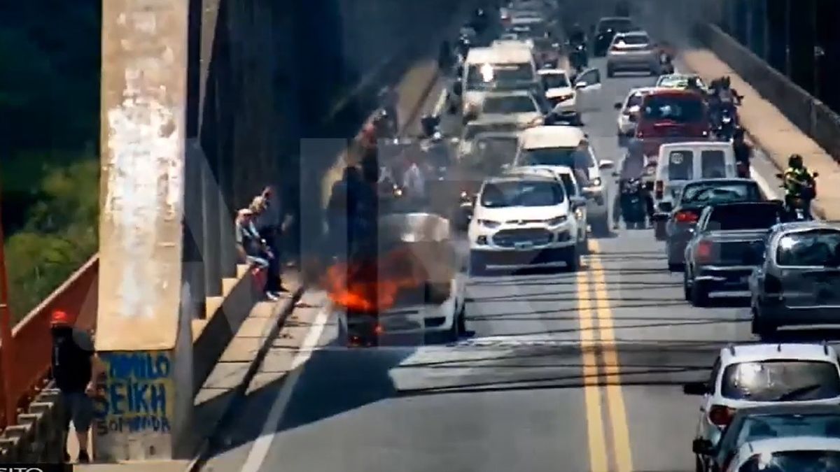 Tensión. Automovilistas fueron hasta el coche e intentaron aplacar el fuego.&nbsp;