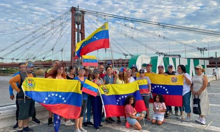 Venezolanos se concentraron en Santa Fe, pidiendo la libertad de su país, de cara a una nueva asunción de Nicolás Maduro en Venezuela. Venezolanos se concentraron en Santa Fe, pidiendo la libertad de su país, de cara a una nueva asunción de Nicolás Maduro en Venezuela.