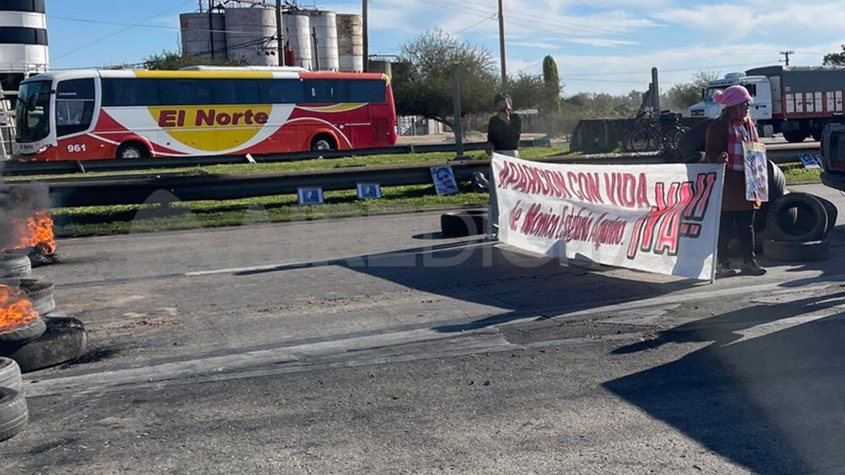 Para reclamar la aparición de Mónica Aquino, sus familiares y amigos cortaron en reiteradas oportunidades la avenida ex-Mar Argentino y la ruta nacional 11 a la altura de Varadero Sarsotti. Para reclamar la aparición de Mónica Aquino, sus familiares y amigos cortaron en reiteradas oportunidades la avenida ex-Mar Argentino y la ruta nacional 11 a la altura de Varadero Sarsotti.