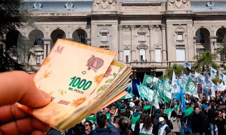 Paritarias en Santa Fe: cómo se aplica la cláusula de ajustepara que los salarios de los estatales no pierdan contra la inflación. Paritarias en Santa Fe: cómo se aplica la cláusula de ajustepara que los salarios de los estatales no pierdan contra la inflación.