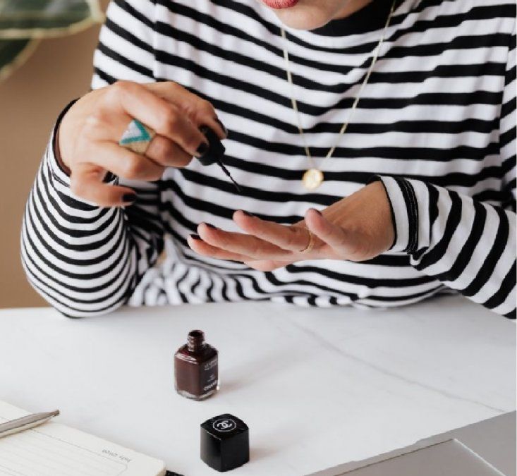 Truco casero para que el esmalte de uñas seque más rápido