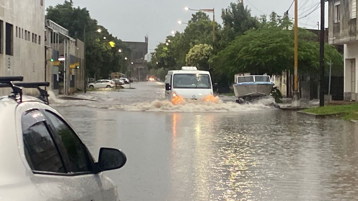El centro y sur de la provincia de Santa Fe están afectados por lluvias intensas y ocasional caída de granizo desde la noche del miércoles.