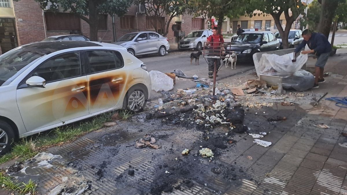 Barrio Roma: prendieron fuego desechos y las llamas alcanzaron un auto. Barrio Roma: prendieron fuego desechos y las llamas alcanzaron un auto.