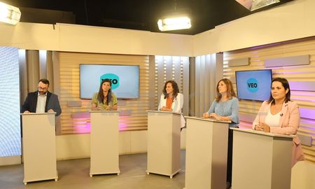 Cinco de los siete candidatos que encabezan las listas que participarán de la elección para el Concejo Municipal debaten en el estudio de Canal Veo. Cinco de los siete candidatos que encabezan las listas que participarán de la elección para el Concejo Municipal debaten en el estudio de Canal Veo.