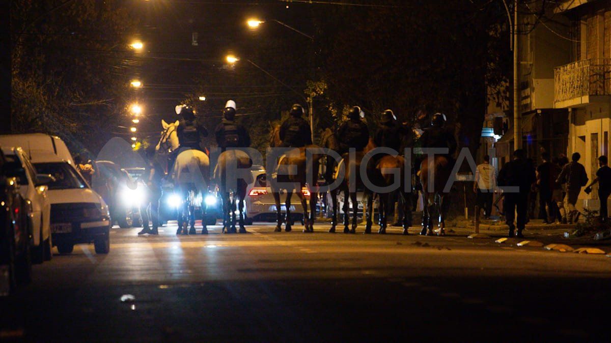 Los policías de Santa Fe trataron de contener y disuadir a las multitudes.