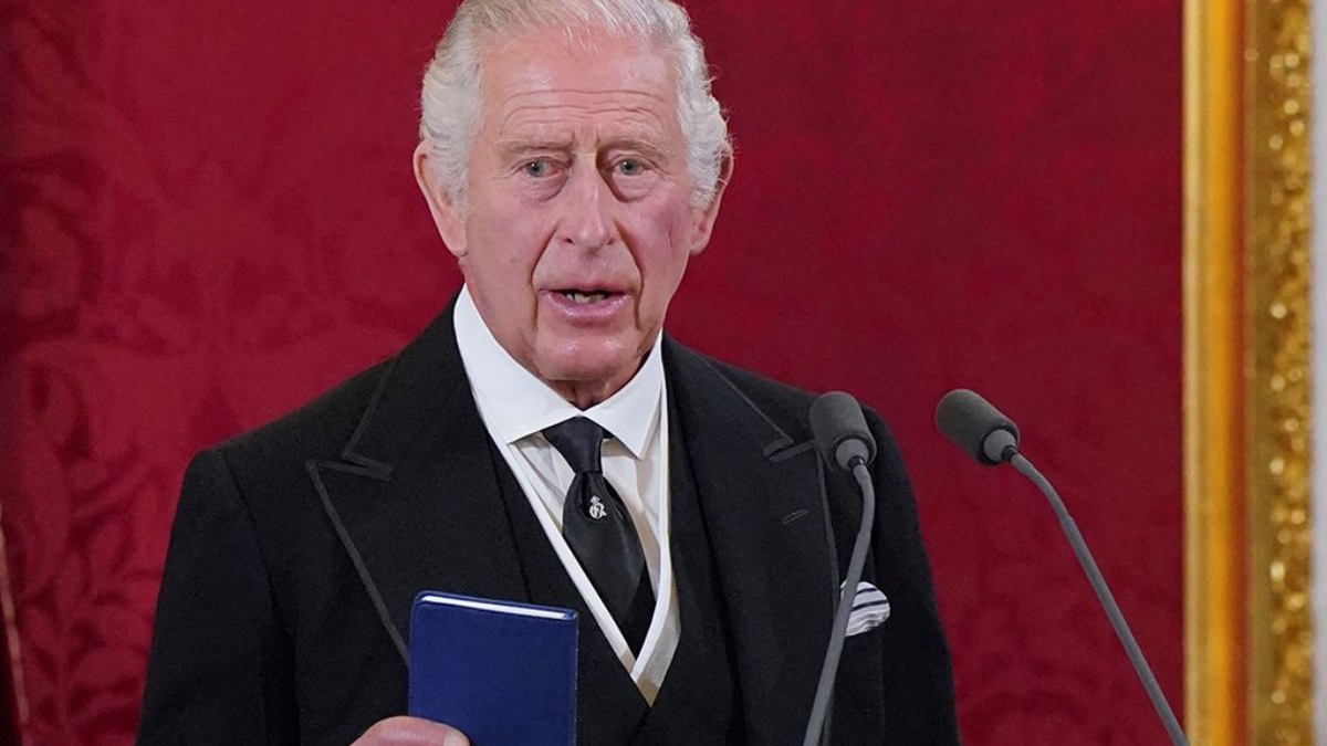 El flamante rey Carlos III permanecía en Londres y se esperaba que viaje el lunes a Edimburgo.