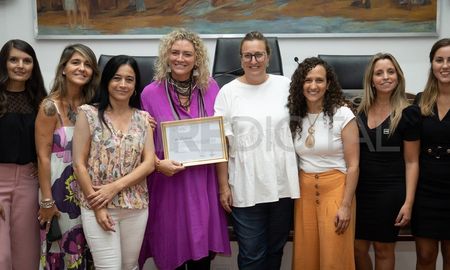 El equipo de AIRE de San Fe junto a la concejala Laura Mondino impulsora de la iniciativa. El equipo de AIRE de San Fe junto a la concejala Laura Mondino impulsora de la iniciativa.