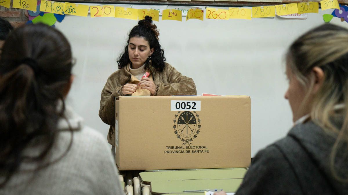 Cerca de 2.800.000 santafesinos están habilitados para votar este domingo.